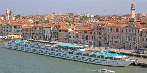 Live real-time river cruise ship tracking of Michelangelo from CroisiEurope