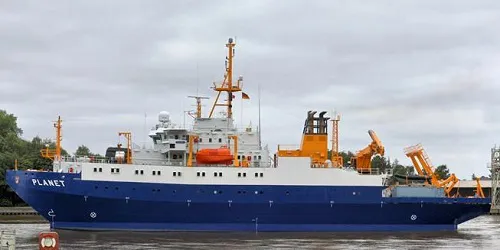 Live real-time military ship tracking of Planet from German Navy