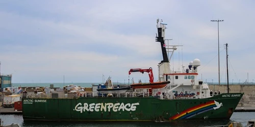 Live real-time research ship tracking of Arctic Sunrise from Greenpeace