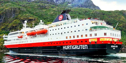 Live real-time ocean cruise ship tracking of MS Richard With from Hurtigruten