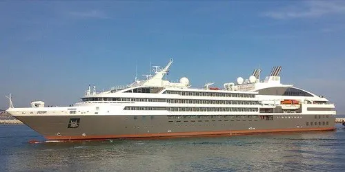 Live real-time ocean cruise ship tracking of L'Austral from Ponant