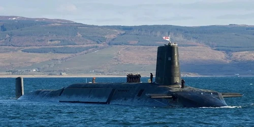Live real-time tracking of military submarine HMS Victorious from the Royal Navy
