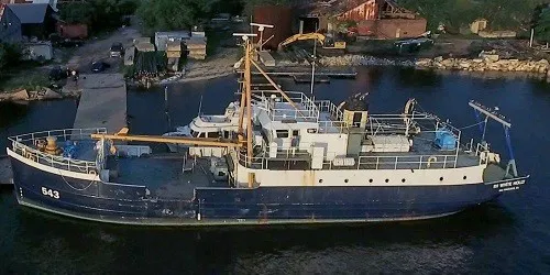 Live real-time iconic ship tracking of White Holly from Sea Shepard